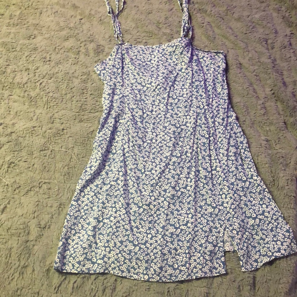 Floral dress, tight, is a medium and fits like an small/xs